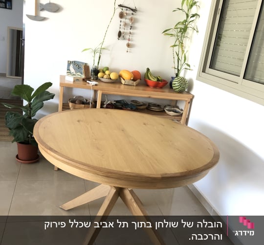 שולחן עץ עגול על רצפה חלקה